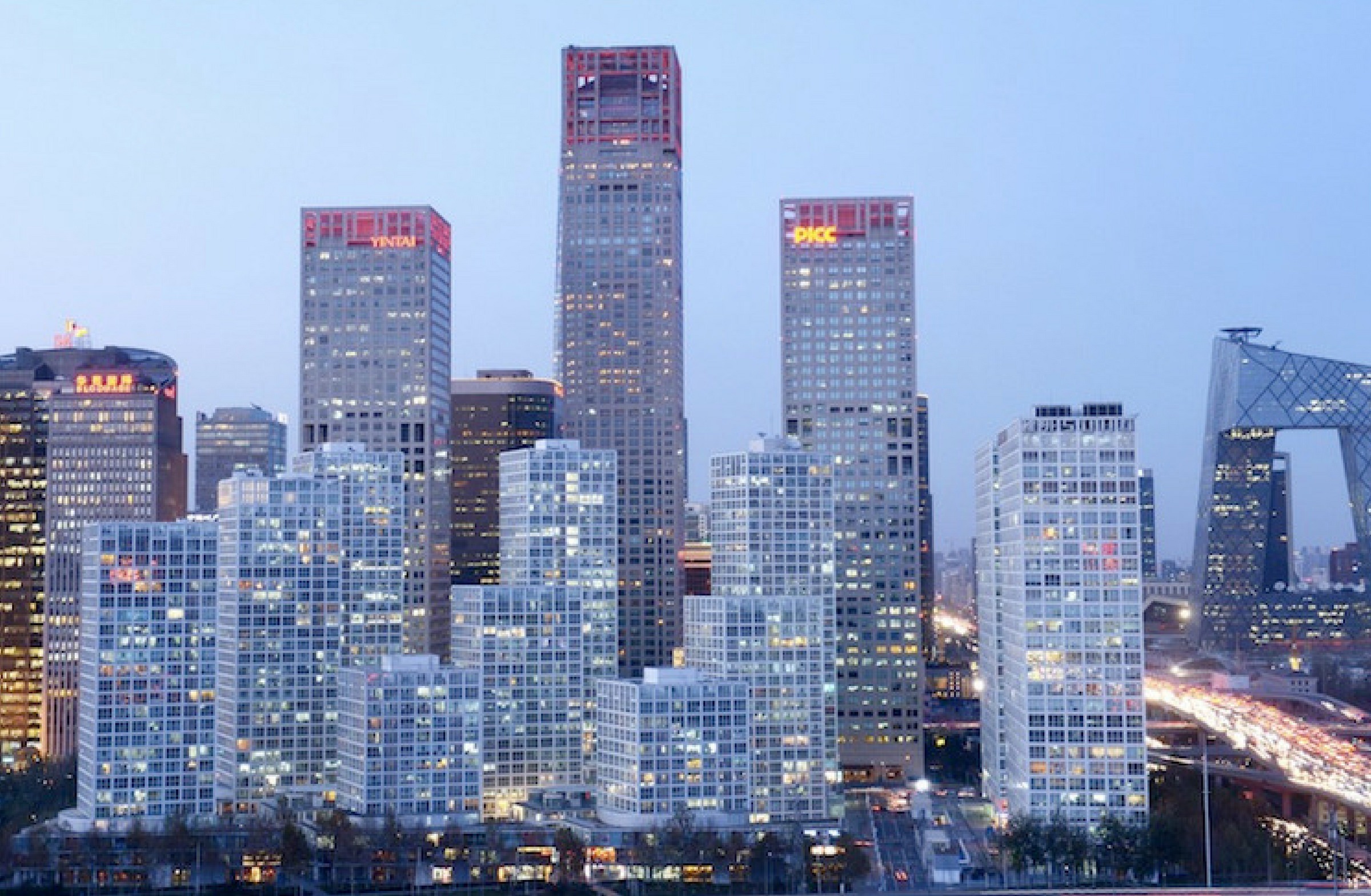 Immagine di una moderna skyline urbana in Cina, evidenziando grattacieli eco-sostenibili in una città alimentata da energie rinnovabili.