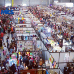 Folla vivace all'evento ROMICS a Roma, con stand dedicati a fumetti e cosplay, testimonianza di un grande successo e partecipazione.