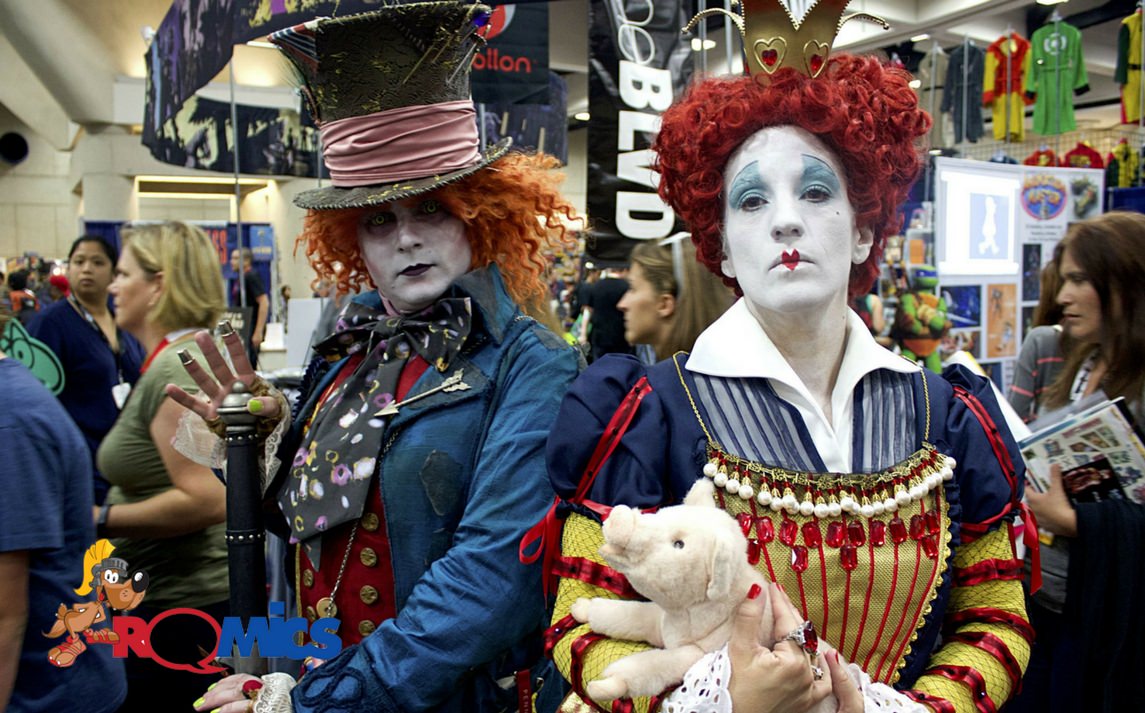Due personaggi in costume di Halloween, tra cui un Cappellaio Matto e una Regina di Cuori, alla fiera Romics di Roma, tra fan e cosplay.