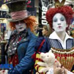 Cosplay colorato al ROMICS di Roma, con personaggi stravaganti e creativi, tra cui un Cappellaio Matto e una Regina di Cuori.