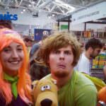 Persone in costume al ROMICS di Roma, tra cui personaggi famosi dei cartoni animati, durante l'evento di fumetti e cosplay.