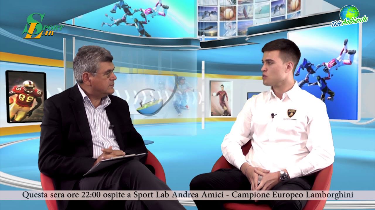 Il pilota Andrea Amici in studio durante l'intervista a Teleambiente, con focus su coraggio, determinazione e volontà nel motorsport.
