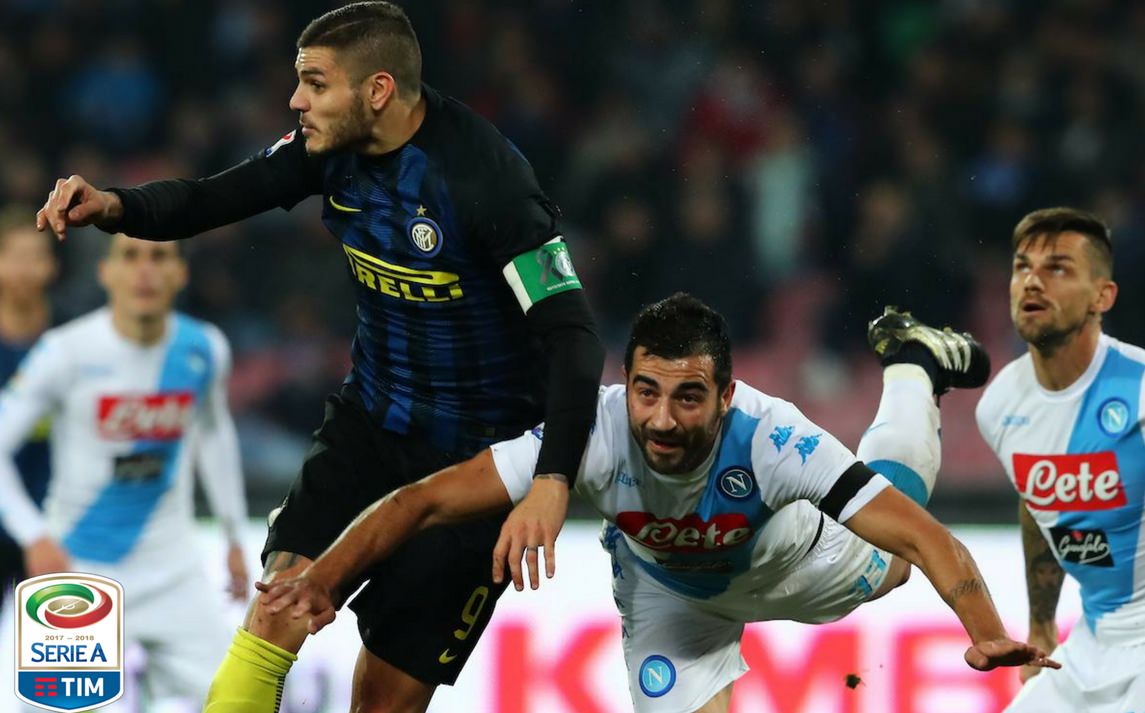 Giocatori di Napoli e Inter in azione durante la partita di Serie A, con un'intensa sfida sul campo e contrasto tra le due squadre.