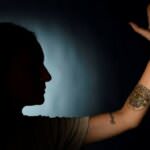 Un tatuaggio significativo visibile su un braccio, simbolo di ricordo e resilienza, in un'immagine che cattura emozioni profonde.