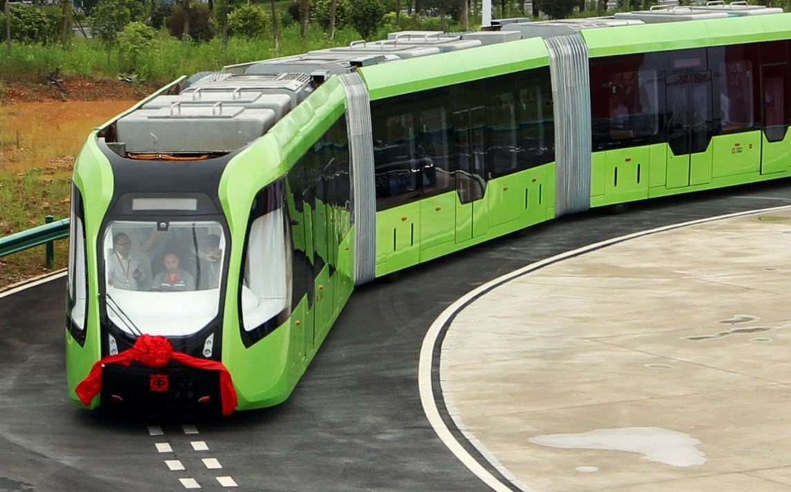 Tram senza rotaie innovativo proveniente dalla Cina, che segna un avanzamento nella mobilità elettrica, con design moderno e sostenibile.
