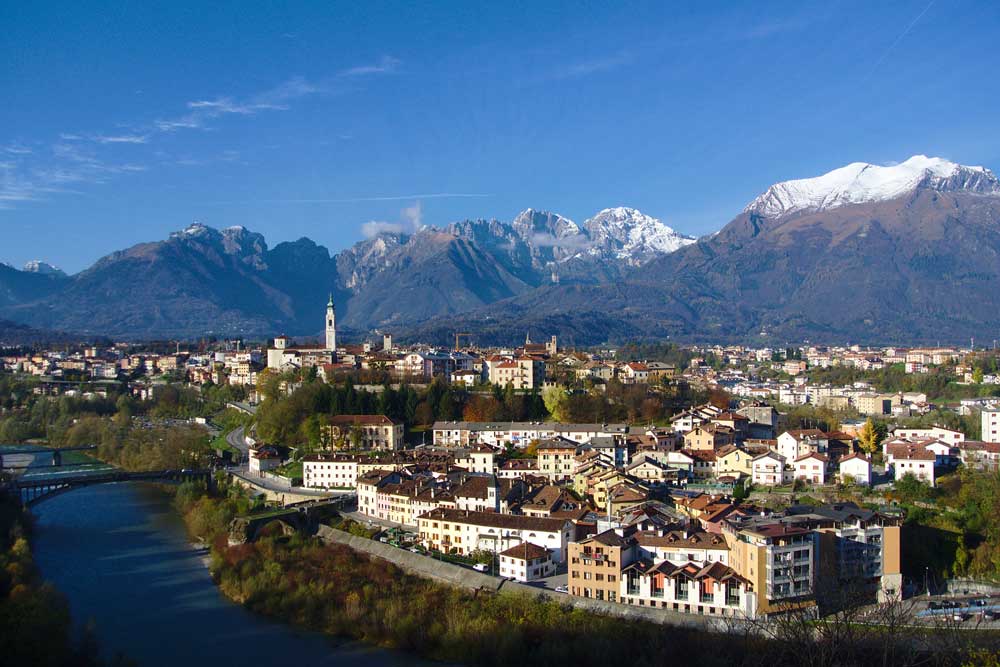 Panorama di Belluno con montagne, il fiume e il centro storico, simbolo della qualità della vita nella classifica con Bolzano.
