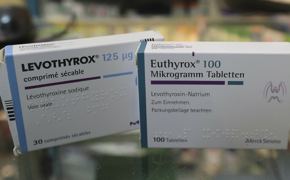 Scatole di farmaci Levothyrox e Euthyrox, utilizzati per la terapia sostitutiva della tiroide, in un contesto di notizie sulle loro implicazioni.
