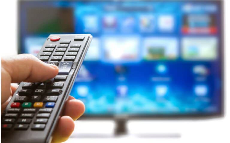 Telecomando di un televisore mentre naviga in diretta streaming. Scopri le migliori opzioni per vedere il calcio senza pagare.