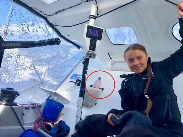 greta thunberg bottiglia plastica