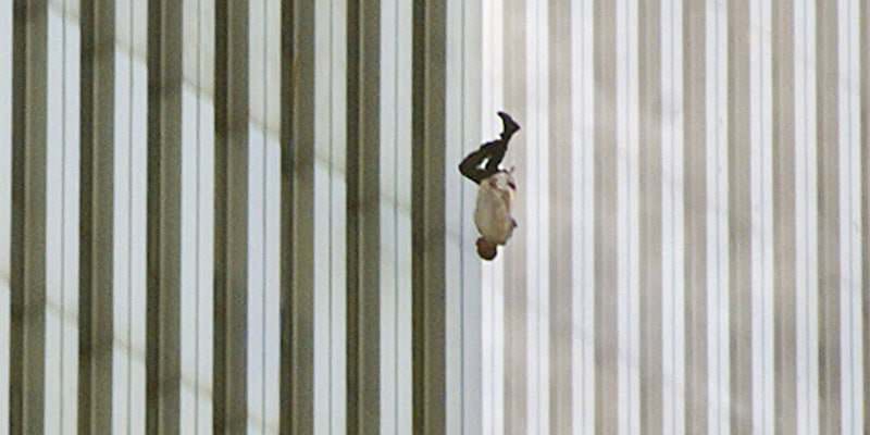11 settembre, 18 anni fa l’attentato alle Torri Gemelle. “The Falling Man” la foto-simbolo della catastrofe 1 the falling man