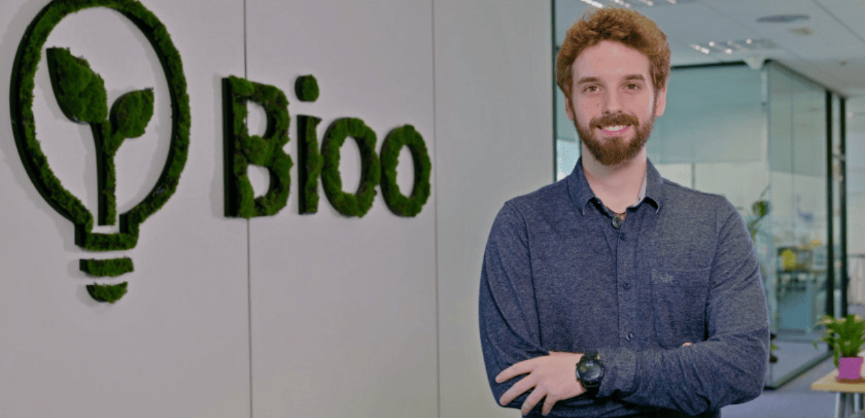 Un 25enne spagnolo ha inventato una batteria che genera elettricità dalla fotosintesi delle piante