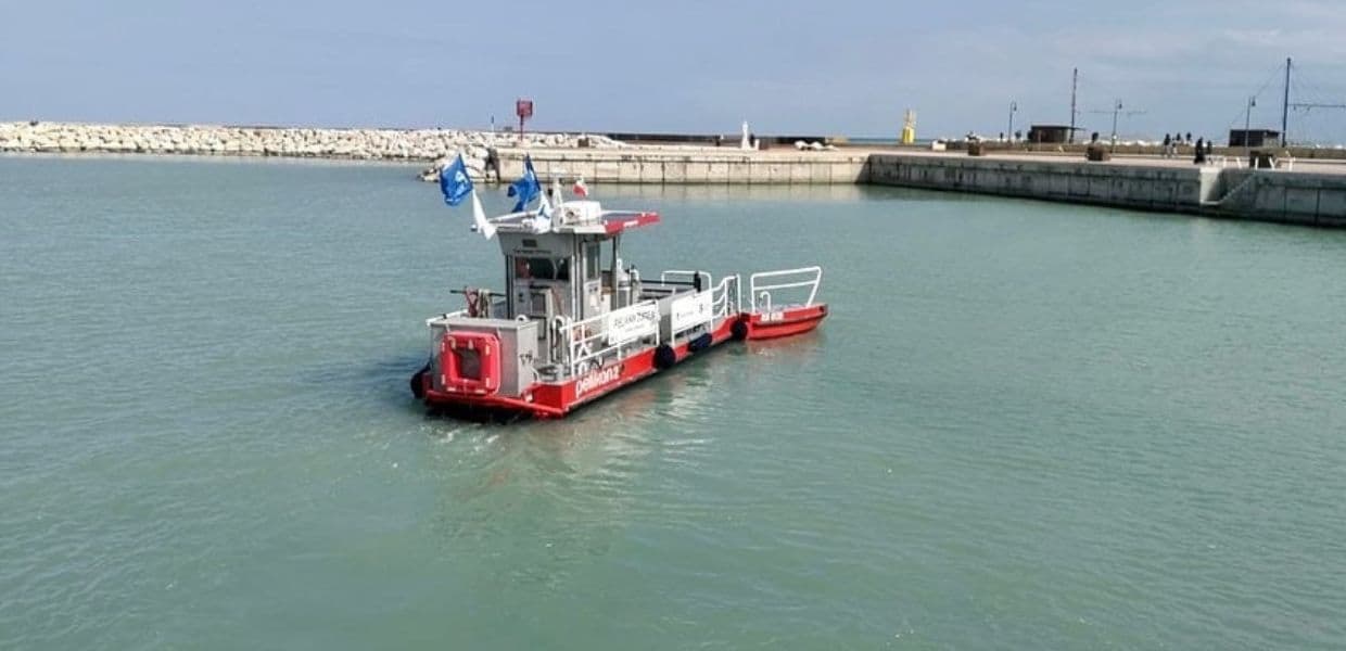 Pelikan, il battello ecologico che ripulisce il mare dai rifiuti