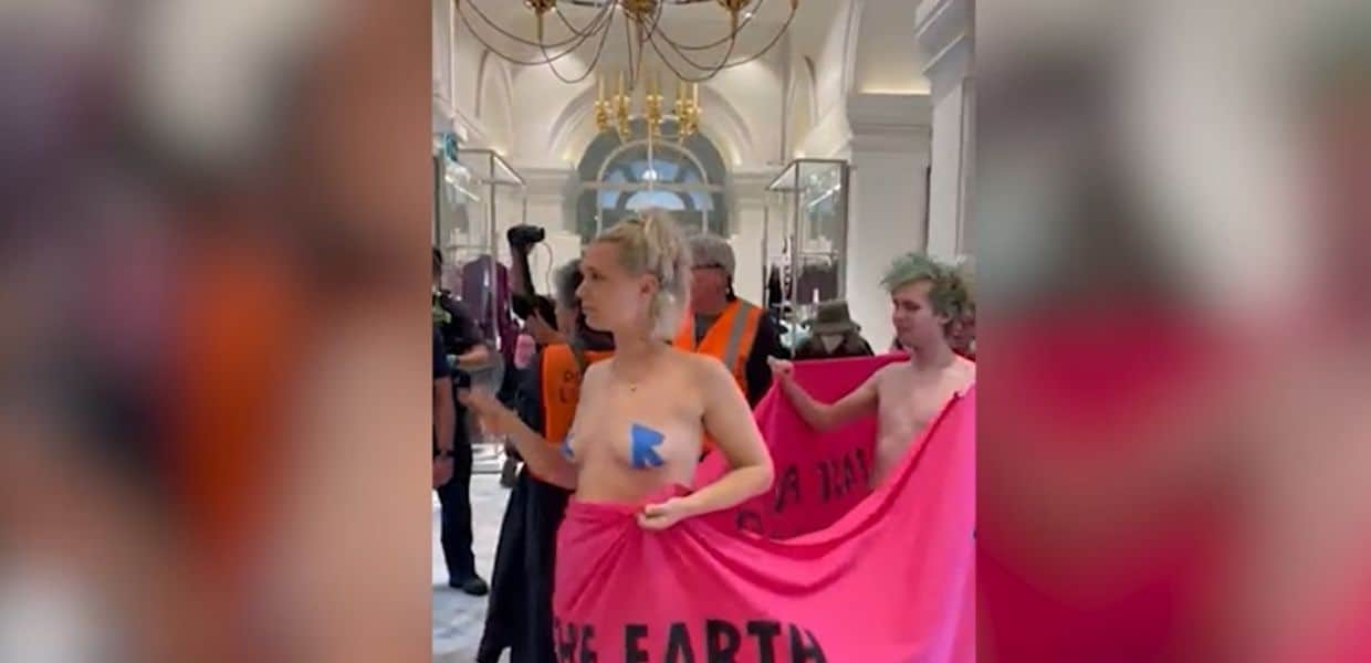 Black Friday, attivisti protestano nudi contro la fast fashion.