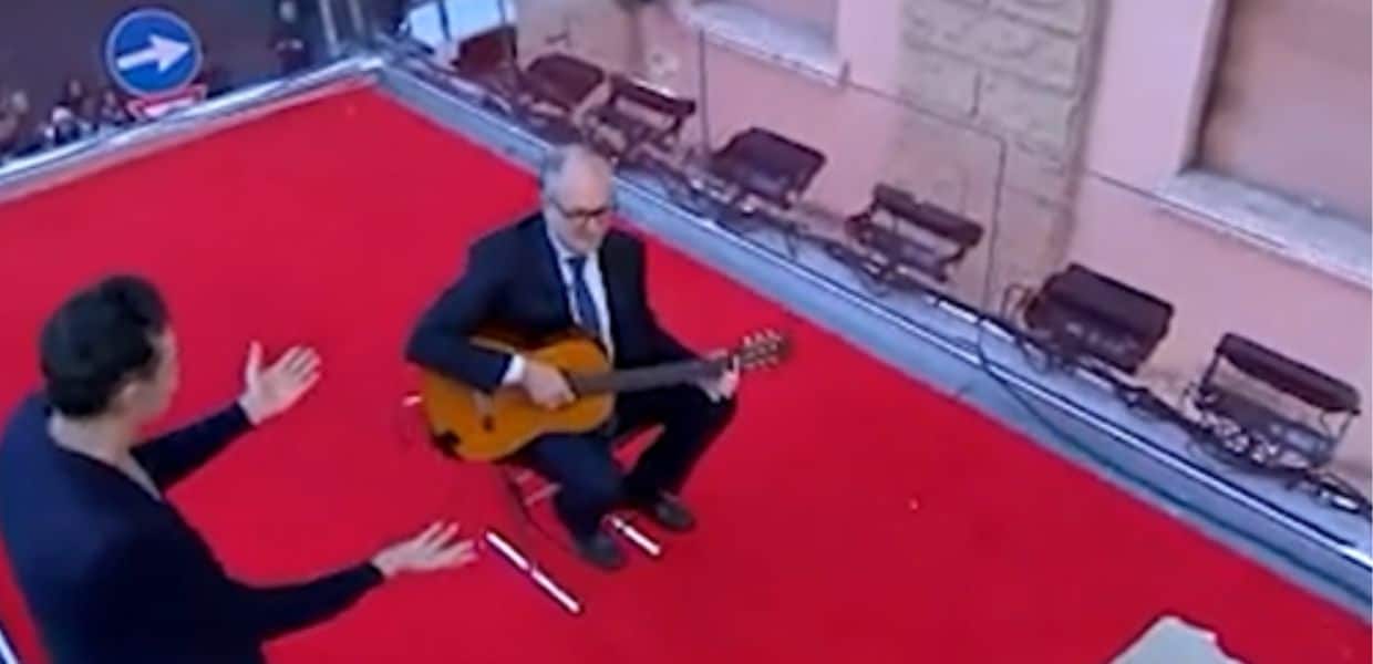 Termovalorizzatore, Gualtieri suona i Maneskin nella gag con Fiorello a Viva Rai2