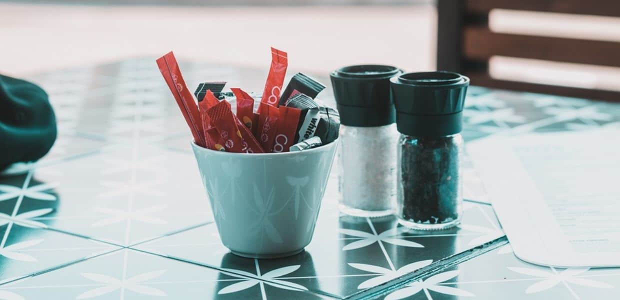 Ue, addio alle bustine di zucchero nei bar, torneranno le zuccheriere