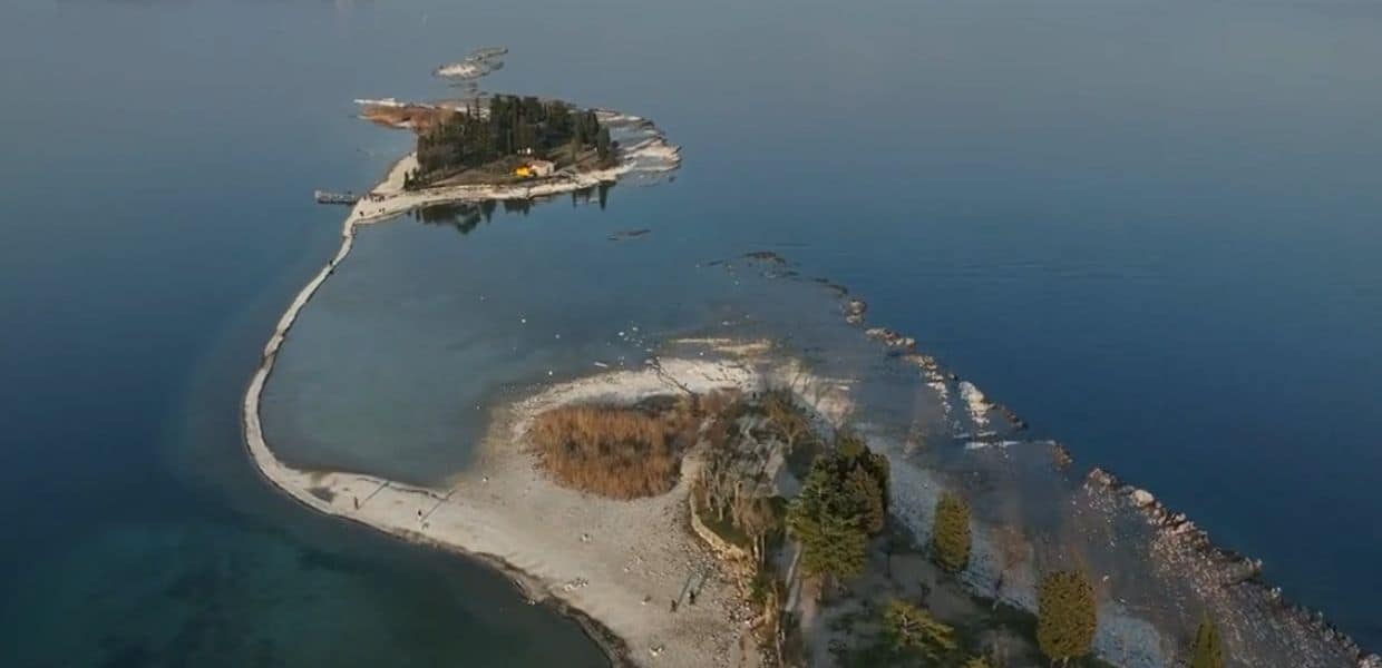 Siccità, riaffiora l'istmo dell'Isola dei Conigli nel Lago di Garda
