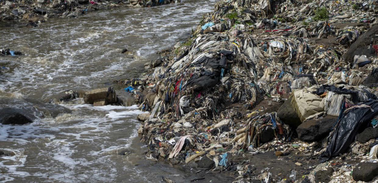 Guatemala, ogni anno nel fiume Las Vacas finiscono 20mila tonnellate di rifiuti