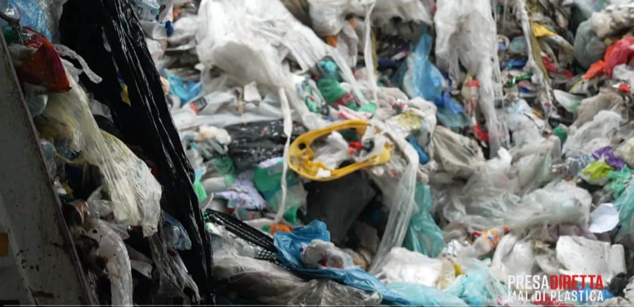 Plastica ovunque, nei polmoni e nel sangue. Il reportage di Presa Diretta