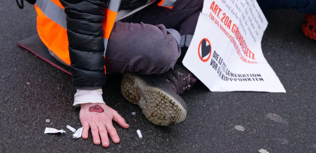 Ultima Generazione, Germania crea task force contro le mani incollate sull'asfalto