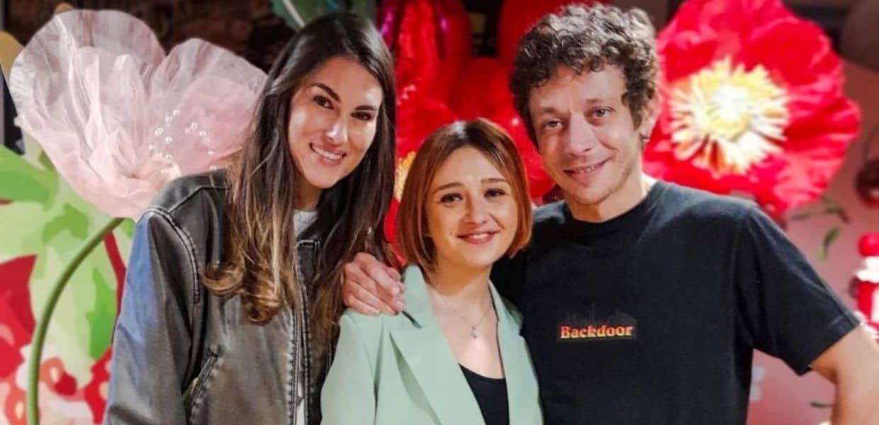 Umbria, l'artista Gaia Pietrella realizza ‘fiori giganti’ per il compleanno della figlia di Valentino Rossi