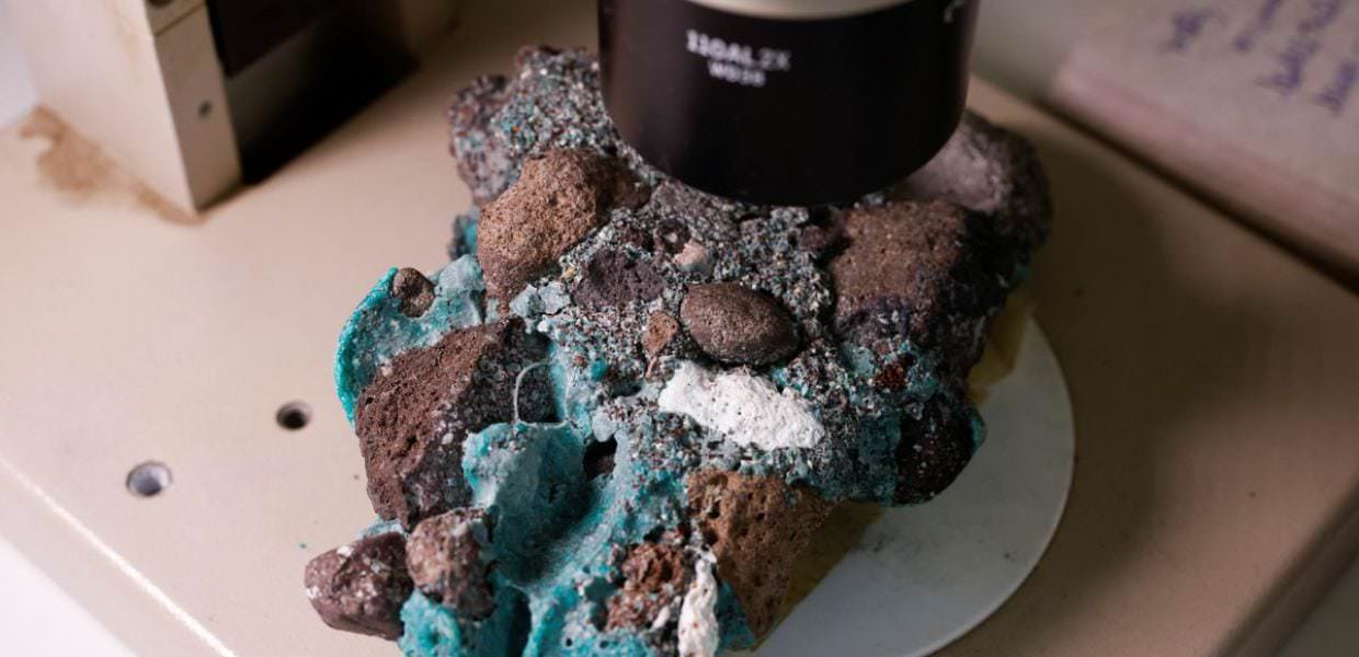 Brasile, sull'isola di Trinidade la plastica si è fusa alle rocce