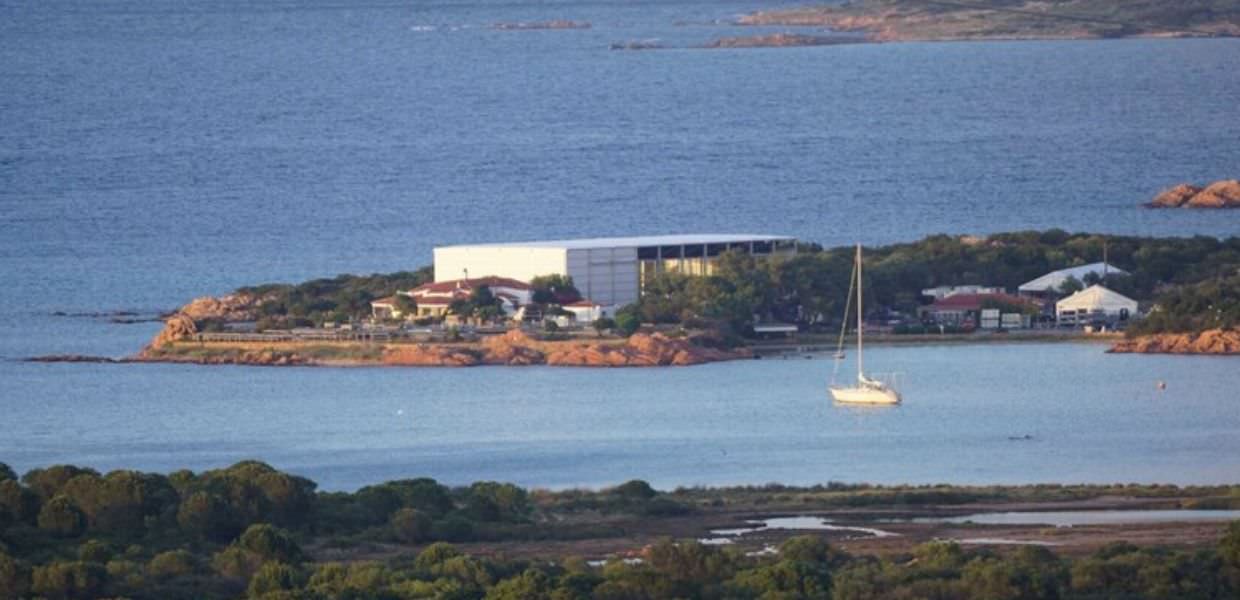 Sardegna, spunta una megastruttura temporanea sul mare per le nozze del principe di Giordania