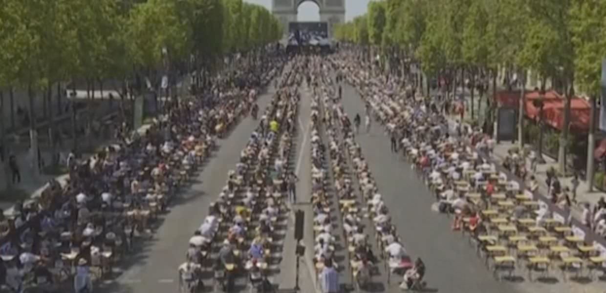 Parigi, agli Champs-Elysées il dettato più grande del mondo