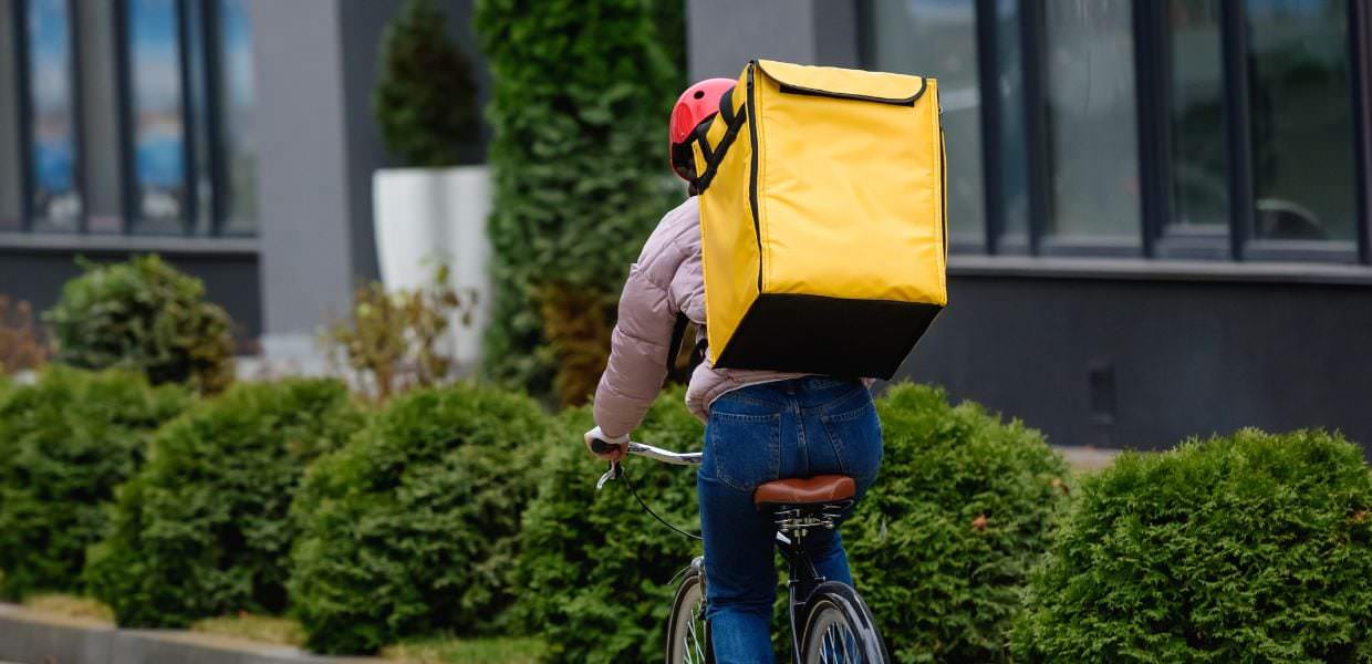 Più di 200 batteri nei box dei rider. L'inchiesta del Gambero Rosso su delivery e contaminazione