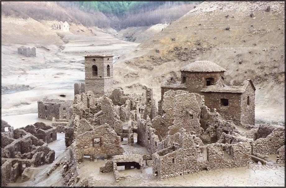 Un bacino idroelettrico sarà svuotato per riportare alla luce un paesino perduto