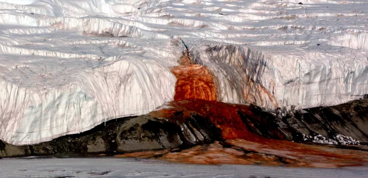 antartide cascate sangue