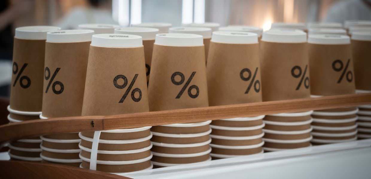 bicchieri carta inquinano plastica