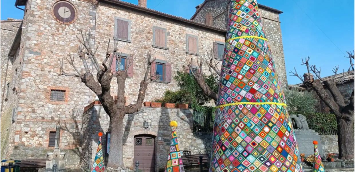 Umbria, a Castel Viscardo (Tr) un albero di Natale realizzato all’uncinetto