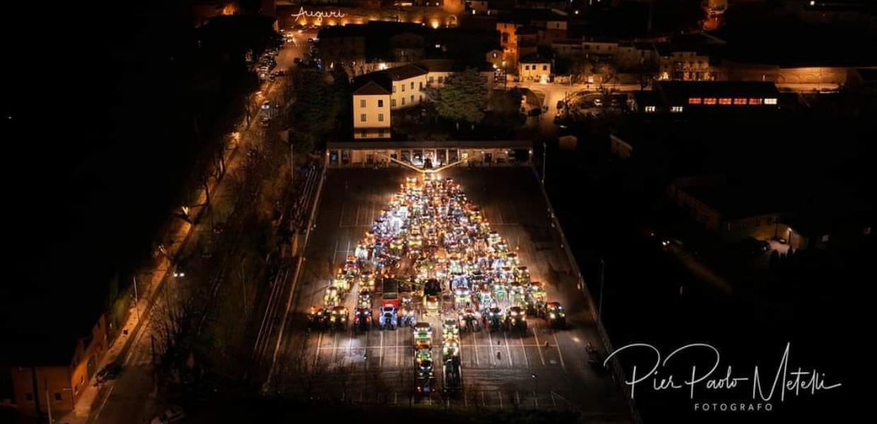 Umbria, a Montefalco (Pg) l’insolito albero di Natale di trattori