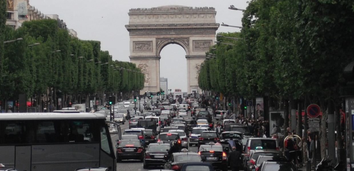 La Francia vuole rendere la vita un'inferno ai possessori di SUV perché inquinano troppo