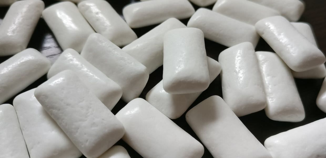Anche i chewing gum contengono microplastiche trovate in 11 campioni su 12