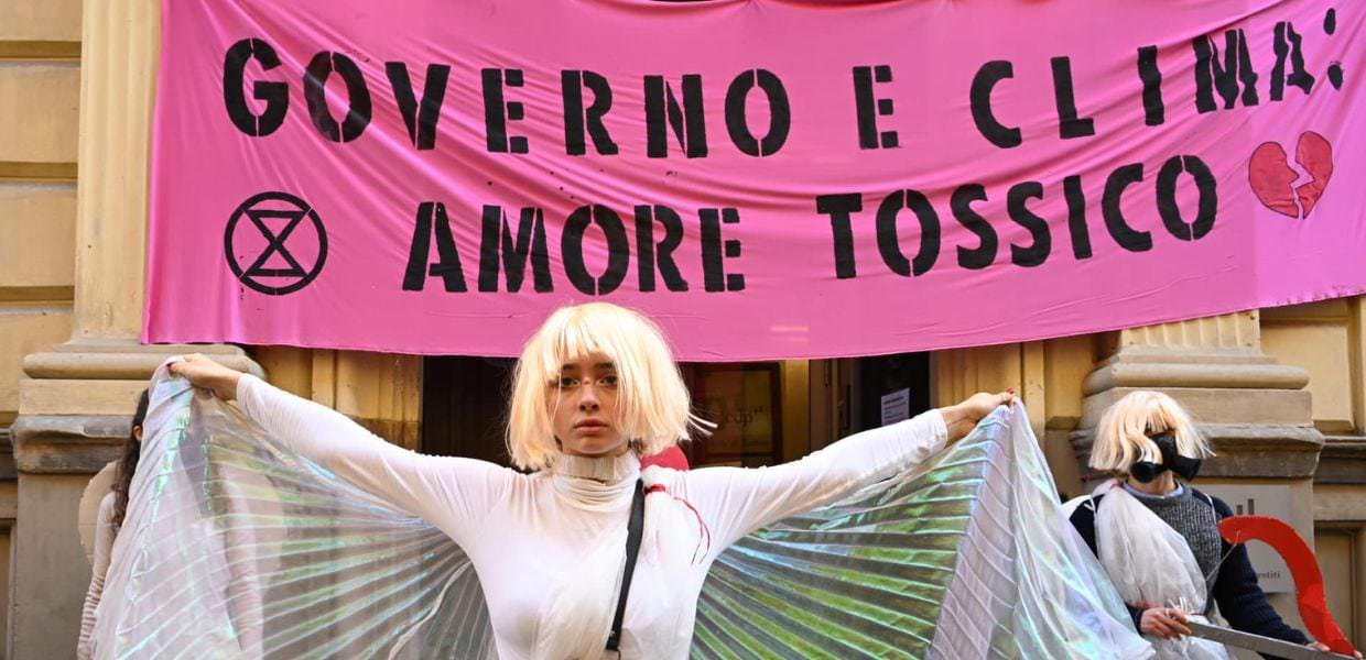 Attivisti XR in azione per San Valentino a Torino, Milano e Bologna Governo e clima amore tossico