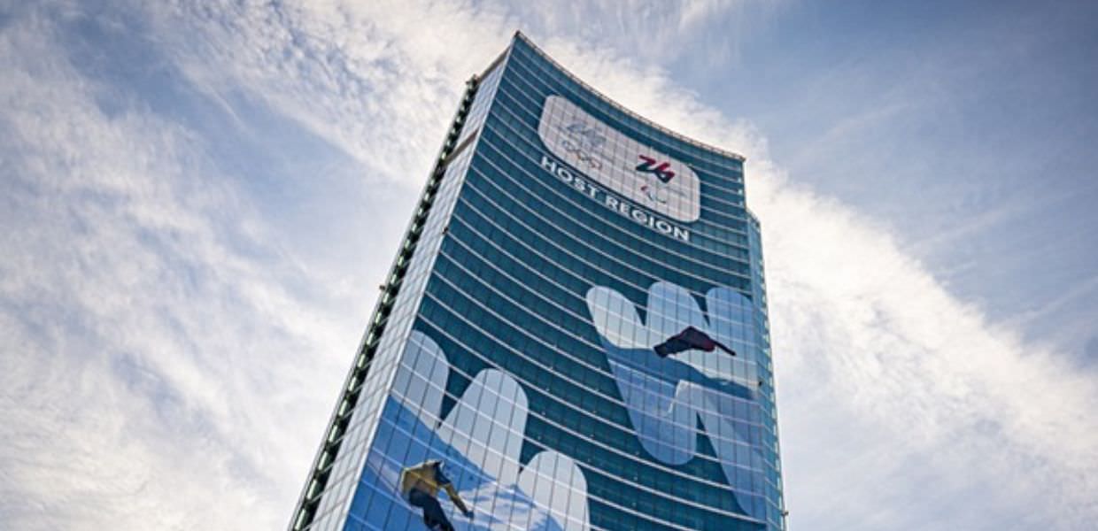 Lombardia, in Consiglio regionale con la maschera antigas Il centrodestra nega la crisi climatica