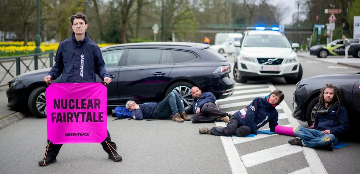 Energia nucleare, la protesta degli attivisti al summit a Bruxelles Fiabe nucleari