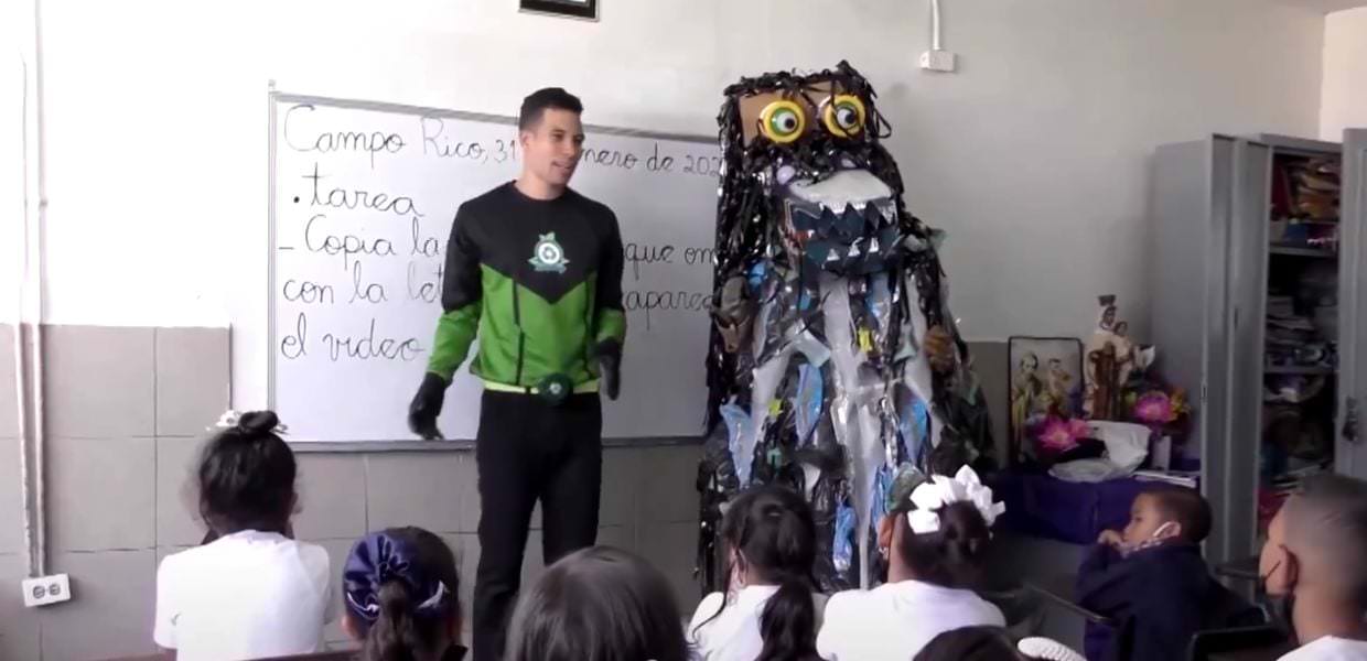 In Venezuela c'è un supereroe che combatte i rifiuti con il potere del riciclo