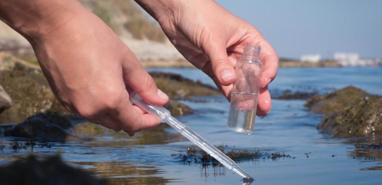 Misurare le microplastiche e riutilizzare le acque reflue in agricoltura, le nuove regole Ue