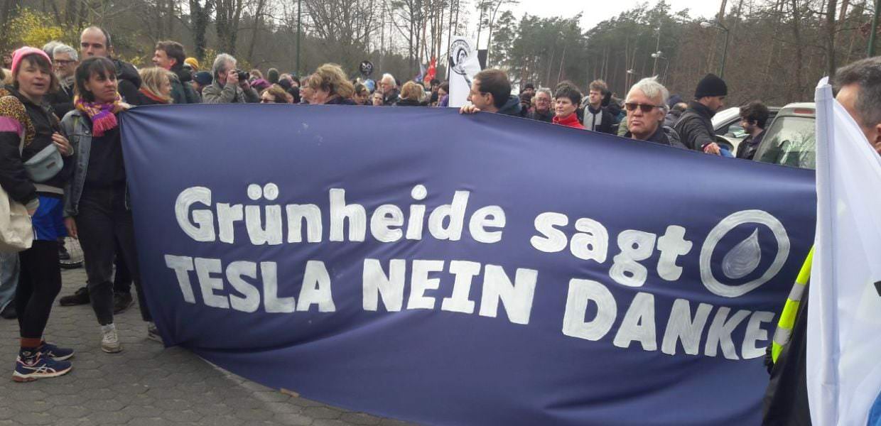 Protesta contro Tesla in Germania, gli attivisti temono lo sfratto Resteremo