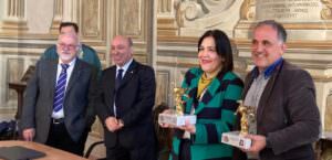 Terni, al via il ‘Torneo del Drago’, protagonista il rugby, foto con trofeo drago