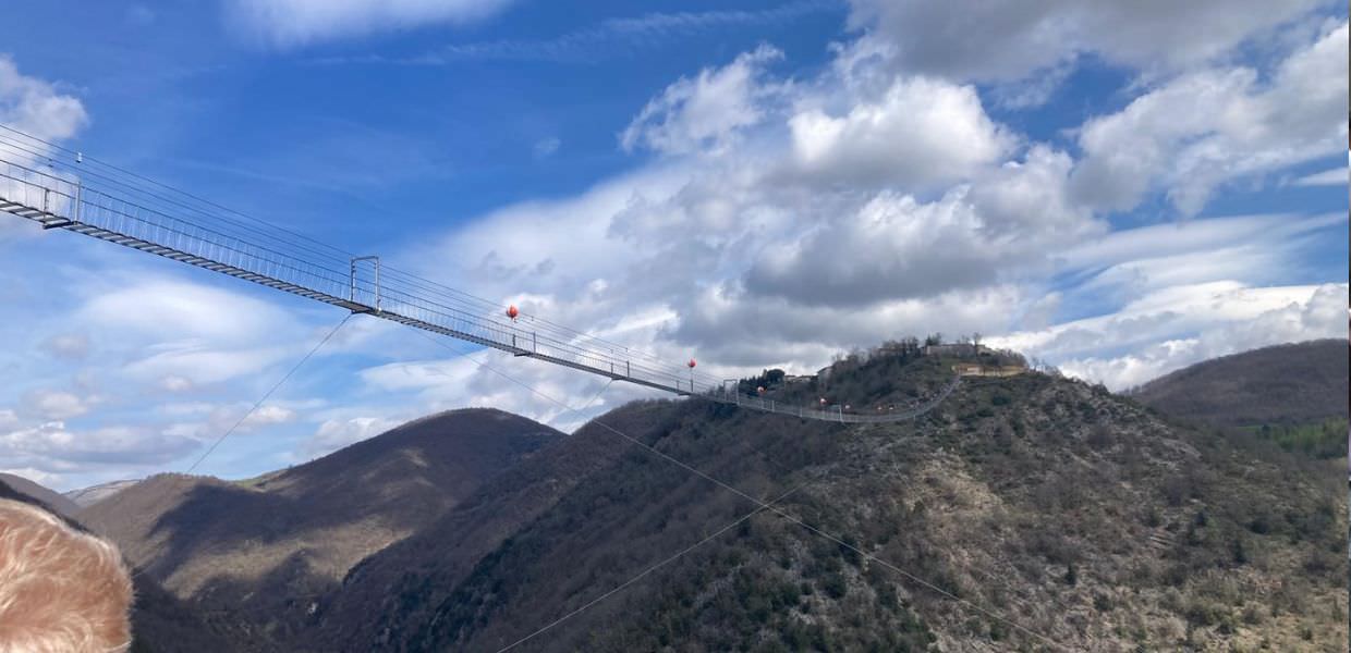 Umbria, inaugurato a Sellano (Pg) il ponte tibetano più alto d’Europa, foto ponte da sotto