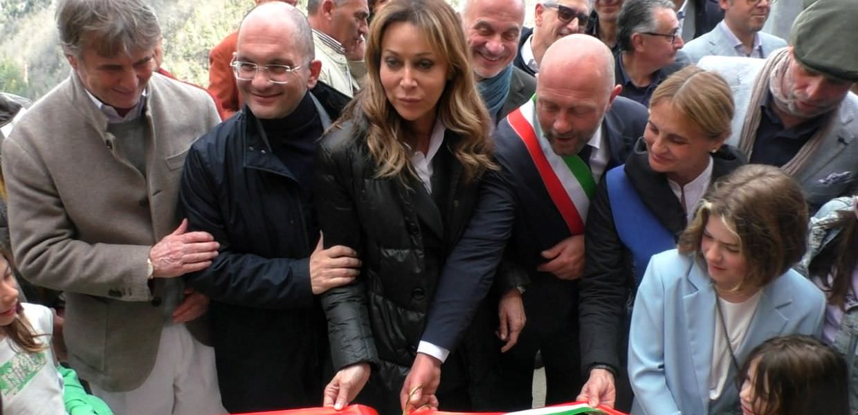 Umbria, inaugurato a Sellano (Pg) il ponte tibetano più alto d’Europa, taglio del nastro