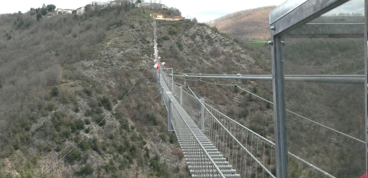 Umbria, inaugurato a Sellano (Pg) il ponte tibetano più alto d’Europa