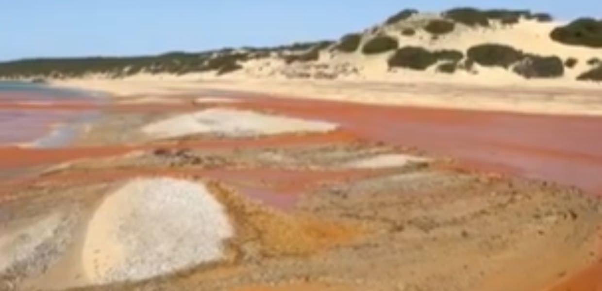 Disastro ambientale in Sardegna, fiume rosso nella Spiaggia di Piscinas: il video