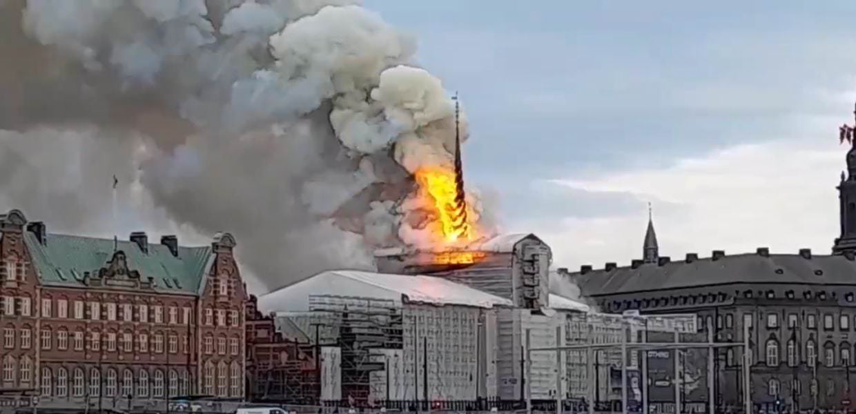 Copenhagen, incendio alla Vecchia Borsa danese. Crolla la storica guglia