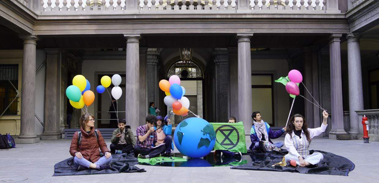 Exctintion Rebellion, blitz alle Gallerie d'Italia a Torino a pochi giorni dal G7