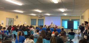 Narni (Tr), il campione di scherma Emanuele Lambertini ha incontrato i ragazzi del Liceo, foto ragazzi liceo