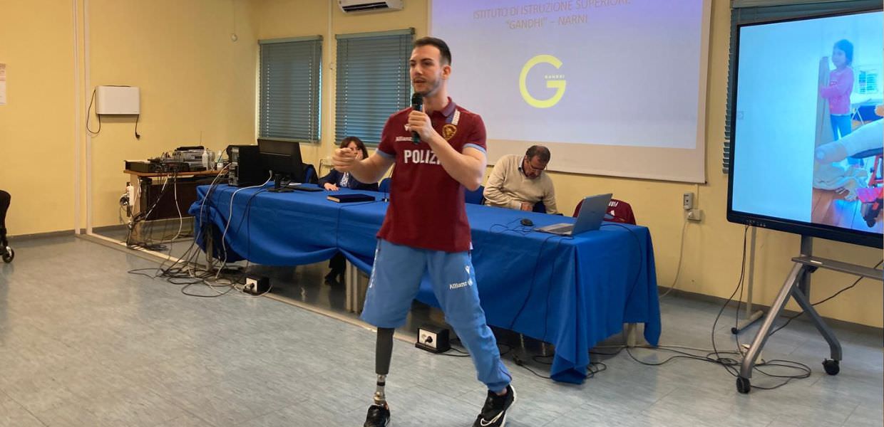 Narni (Tr), il campione di scherma Emanuele Lambertini ha incontrato i ragazzi del Liceo